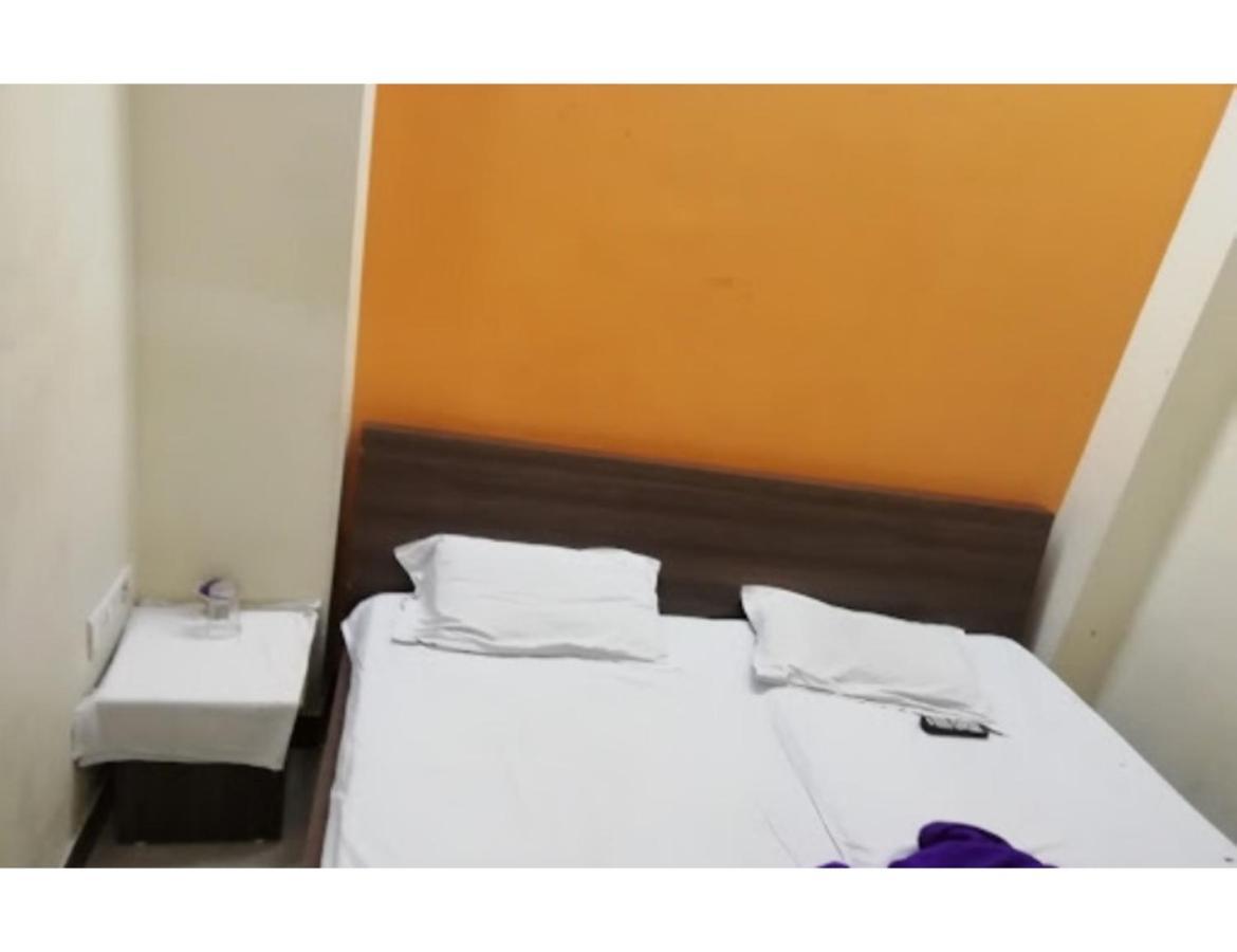 Hotel Adarsh, Ujjain Zewnętrze zdjęcie